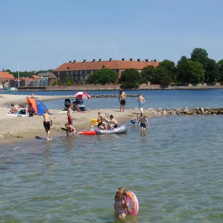 1 60m From The Harbor Apartment *