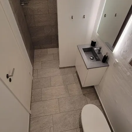 1 60m From The Harbor