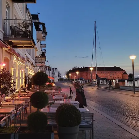 1 60m From The Harbor Apartment