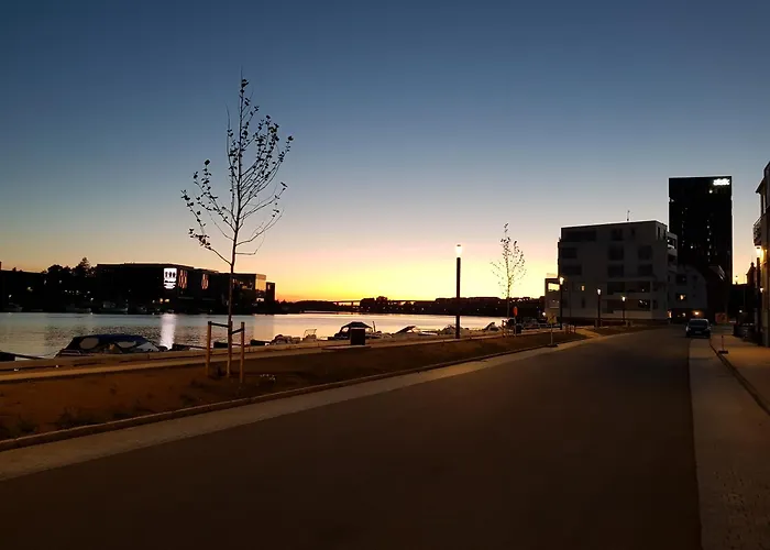 1 60m From The Harbor Apartment